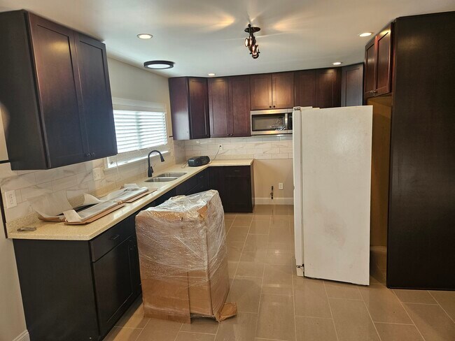 Updated kitchen w/stainless steel appliances to be installed - 328 Pratt St