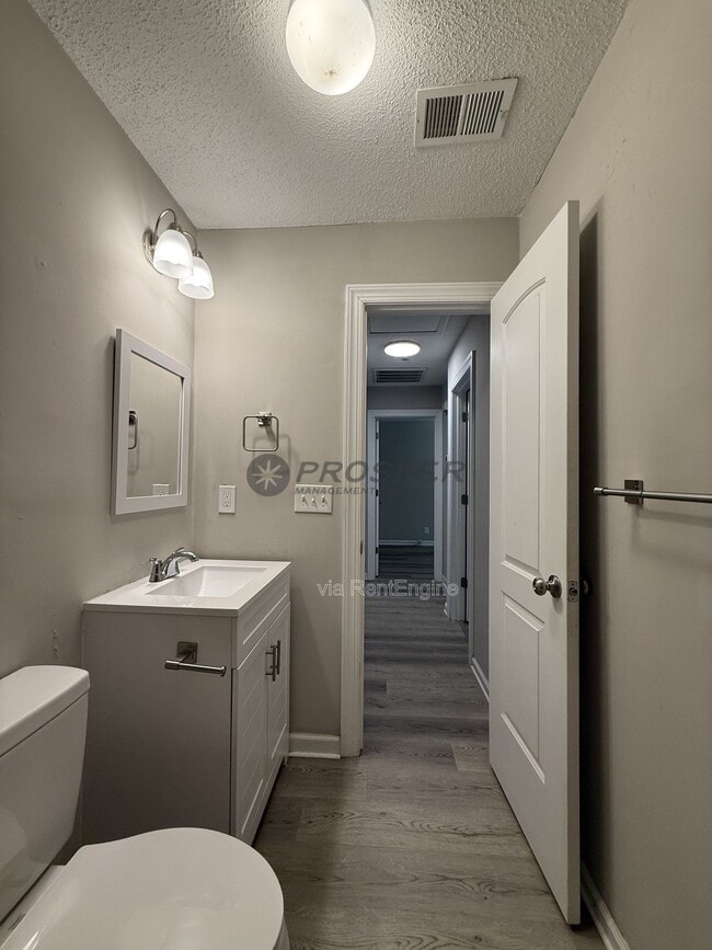 Building Photo - 1047 Oakcrest Dr