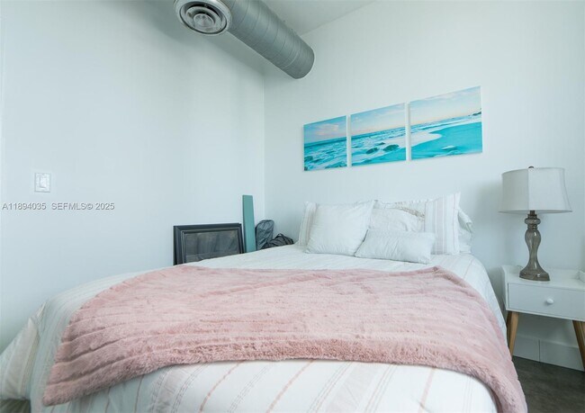 Building Photo - 700 NE 25th St