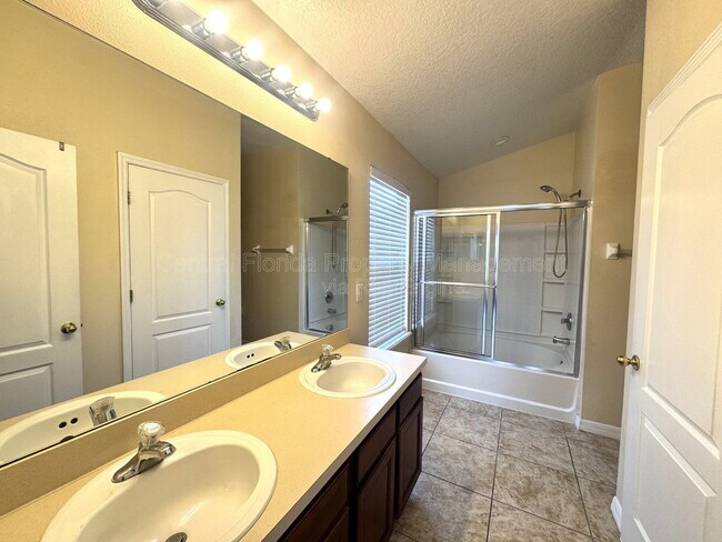 Building Photo - 1985 Estancia Cir