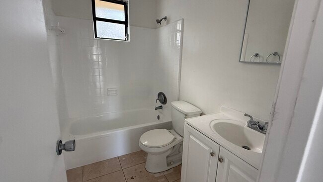 Building Photo - 2501 Oceanview Ave