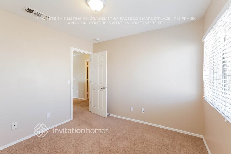 Building Photo - 11718 W Laurel Ln