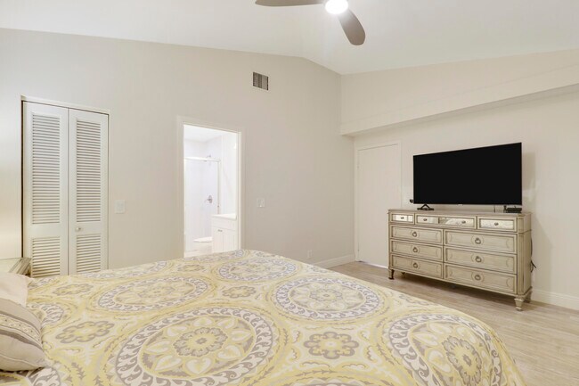 Building Photo - 909 Club Dr
