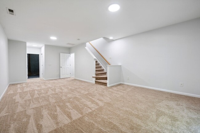 Building Photo - Spacious Townhome with Finished Basement -...