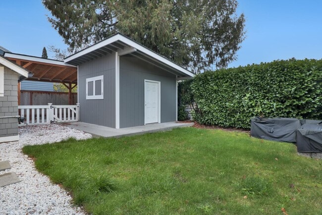 Building Photo - 721 N Stevens St