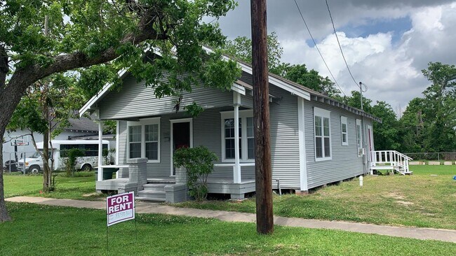 Primary Photo - 1140 Ewing St