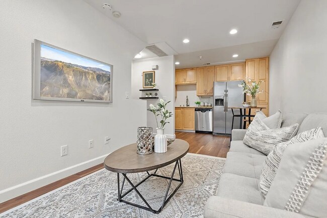 Building Photo - Loft Style Townhome w/no unit above or bel...