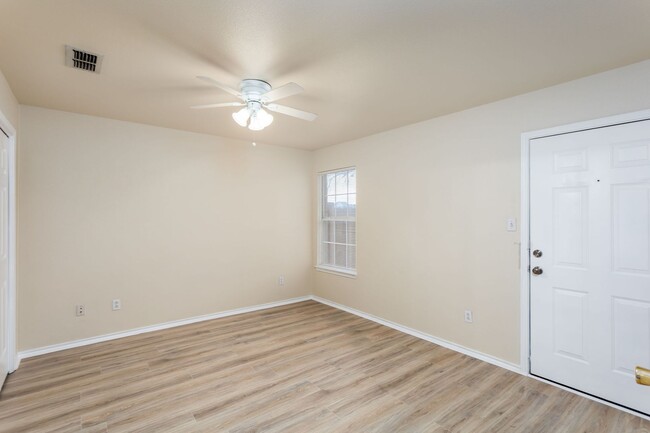 Building Photo - 2/2 Duplex in New Braunfels, Texas