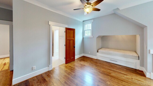Building Photo - 2320 Chesterfield Ave
