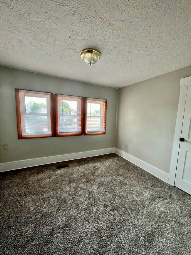 Building Photo - Newly Updated 3-bed 1.5-bath House in South Omaha, close to 13th St and downtown