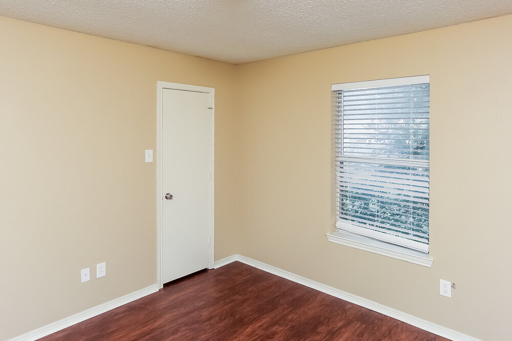 Building Photo - 7325 Meadows Dr N
