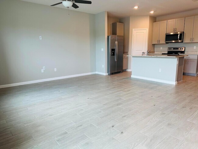 Building Photo - 3949 SE Mentmore Ln