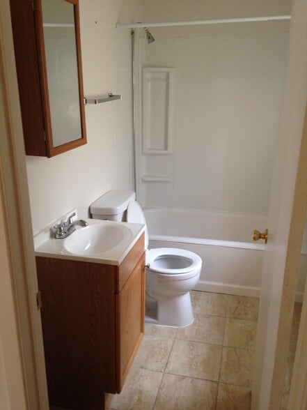 Bathroom - 6915 Lansdowne Ave