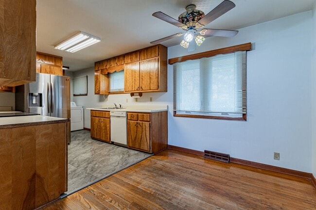 Building Photo - 3 bedroom, 1 bath ranch home! Close to I-74, on the local MTD bus line!! - Available Now