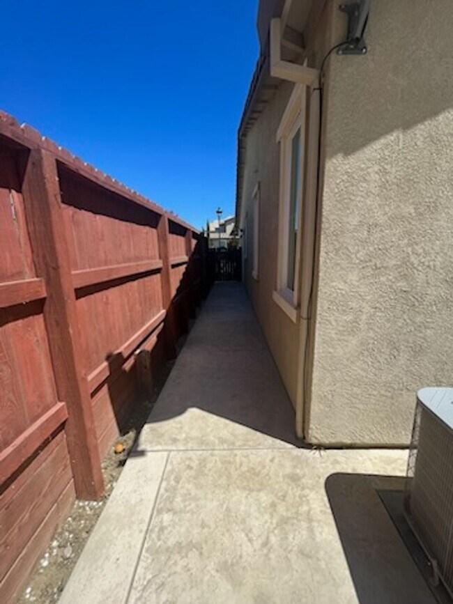 Building Photo - Solar powered open concept home located in the newer Brighton Landing subdivision!