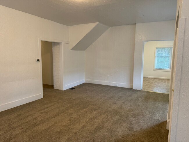 Building Photo - Large 4 bedroom, 1.5 bathroom farm house on River Rd!