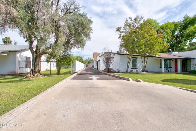 Building Photo - 2215 W Augusta Ave