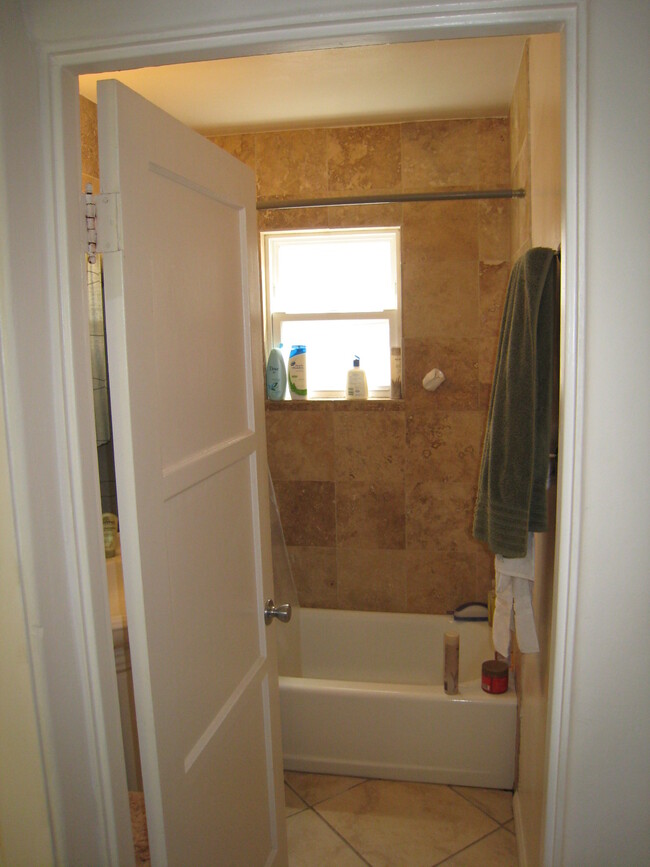 Building Photo - 1064 Sapphire St