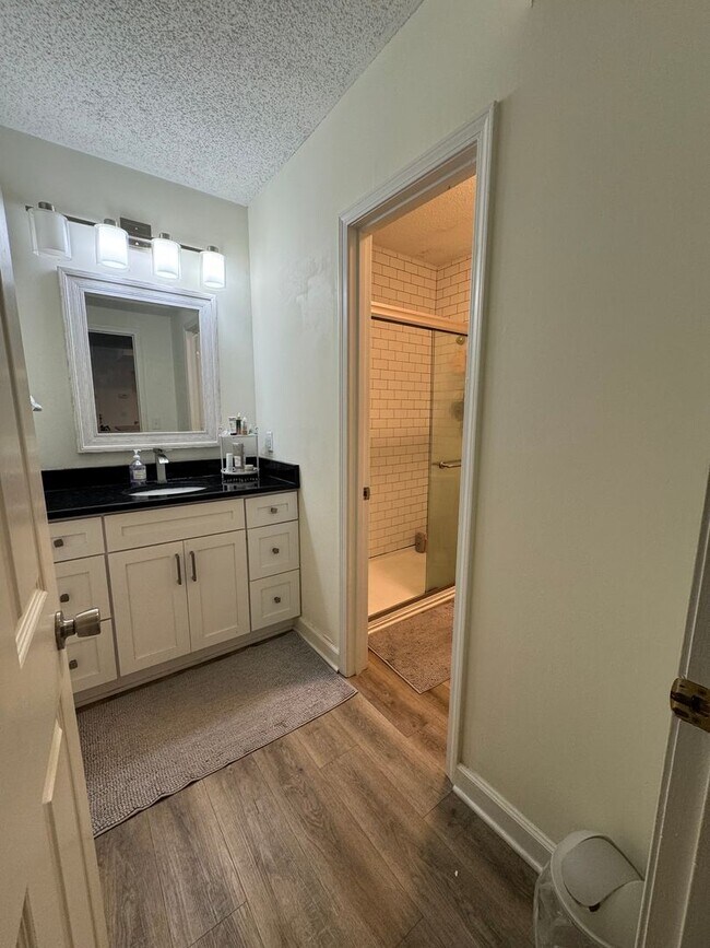 Building Photo - Spacious Renovated 3-Bedroom Condo Near UT...