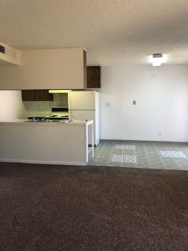 Building Photo - 2 bedroom 2 bath duplex