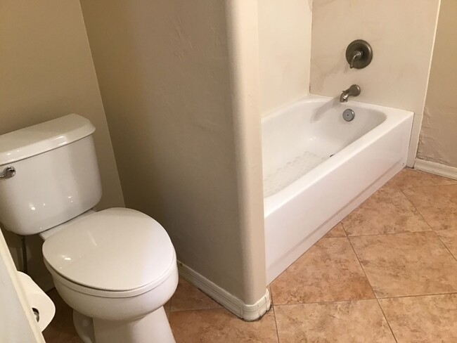 Building Photo - 5 Bdrm, 3 Full bath, clean nice home in Oro Valley-La Canada & Naranja