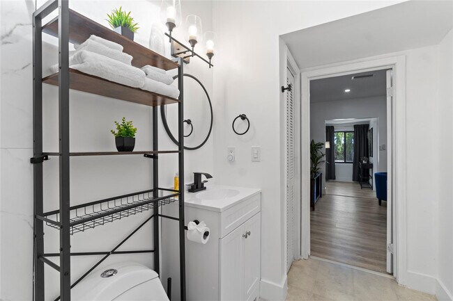 Building Photo - 719 NE 36th St