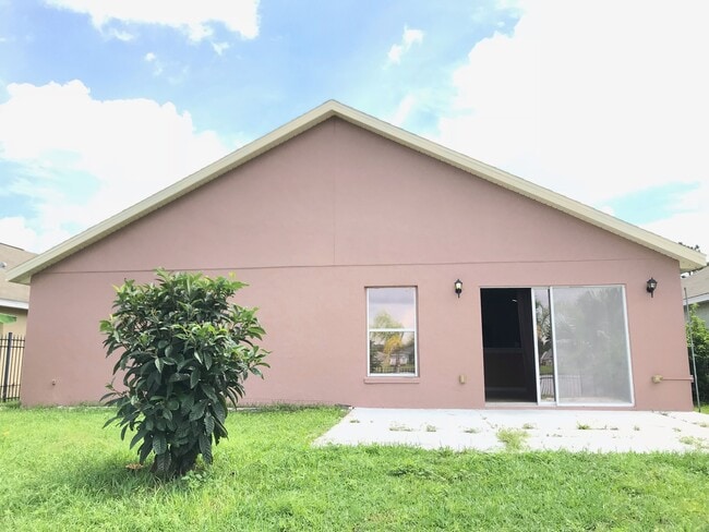 Building Photo - Beautiful Home with Lakefront View!