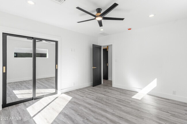 Building Photo - 2502 E Whitton Ave