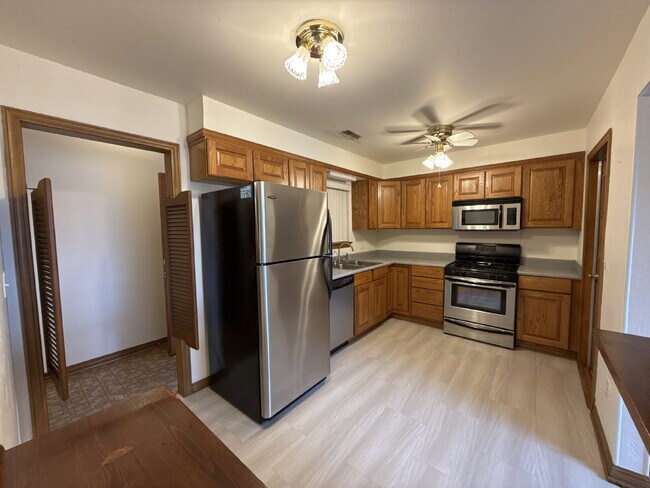 Building Photo - "Charming Space in Yukon, OK! Lawn care included!"