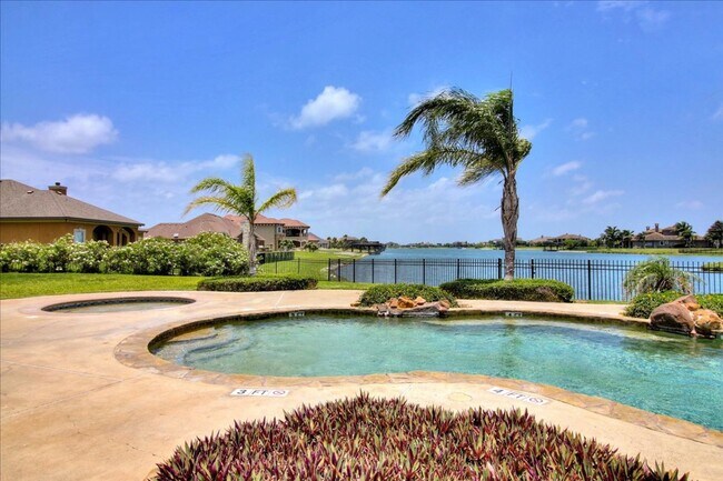 Building Photo - 6241 Lago Vista Dr