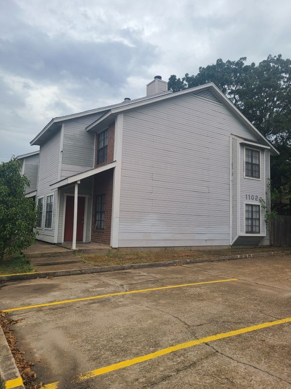 Building Photo - 1102 Verde Dr
