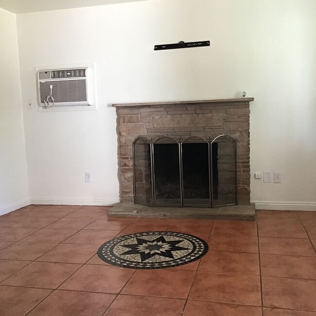 Building Photo - 3 Bedroom Home - Move in Special $200.00 o...