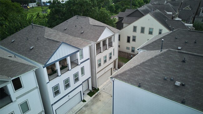 Building Photo - 911 W 35th St