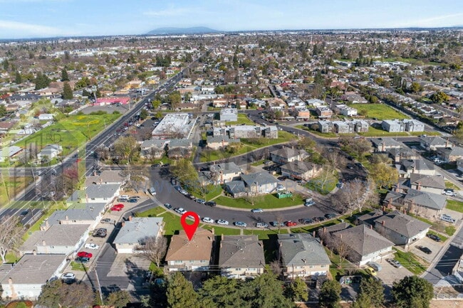 Building Photo - Charming 2-Bed Hideaway in Sacramento – Your Perfect Urban Retreat!