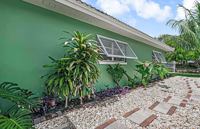 Building Photo - 532 N Palmway