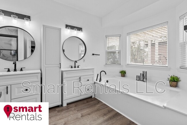 Building Photo - 944 Wellesley Pl Dr