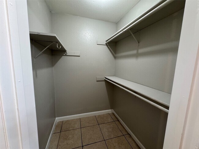 Building Photo - 9090 S Braeswood Blvd