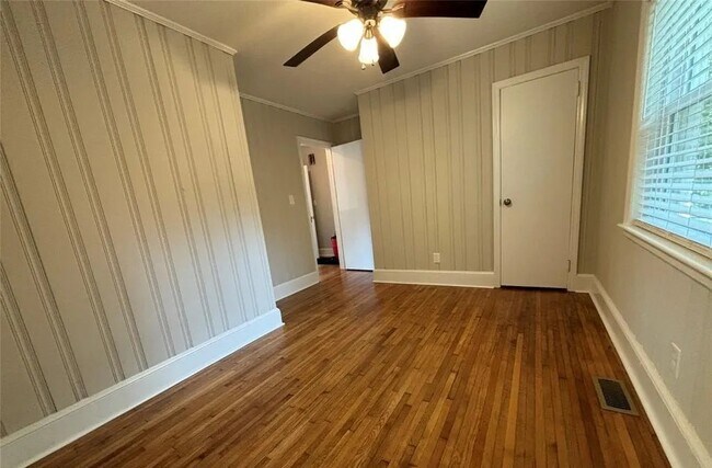 Building Photo - 3427 Eastway Dr