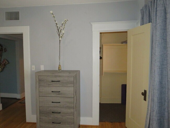 Building Photo - Furnished 2-Bedroom Home in the Historic Feldman Neighborhood – Central/University Area