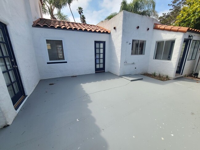 Building Photo - Charming 2 Bed 1 bath "monthly rental" in ...