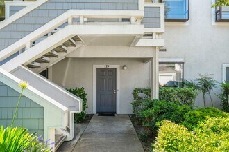 Building Photo - Beautiful single level condo, lower level ...