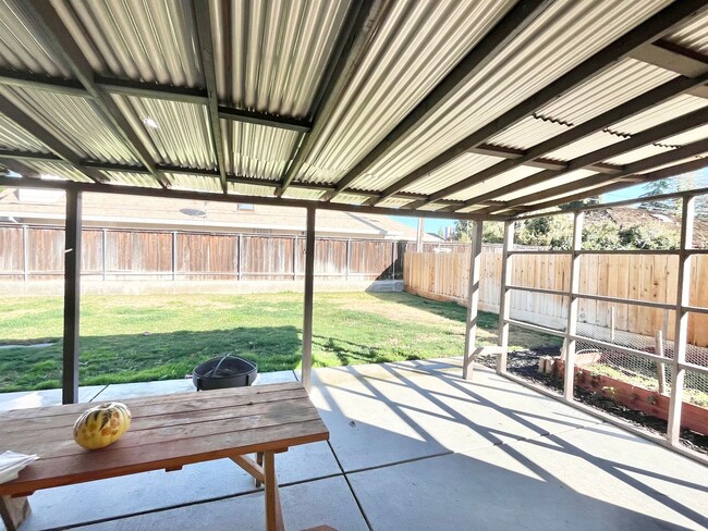 Building Photo - Merced: $1975 3 bed 2 bath single story ho...