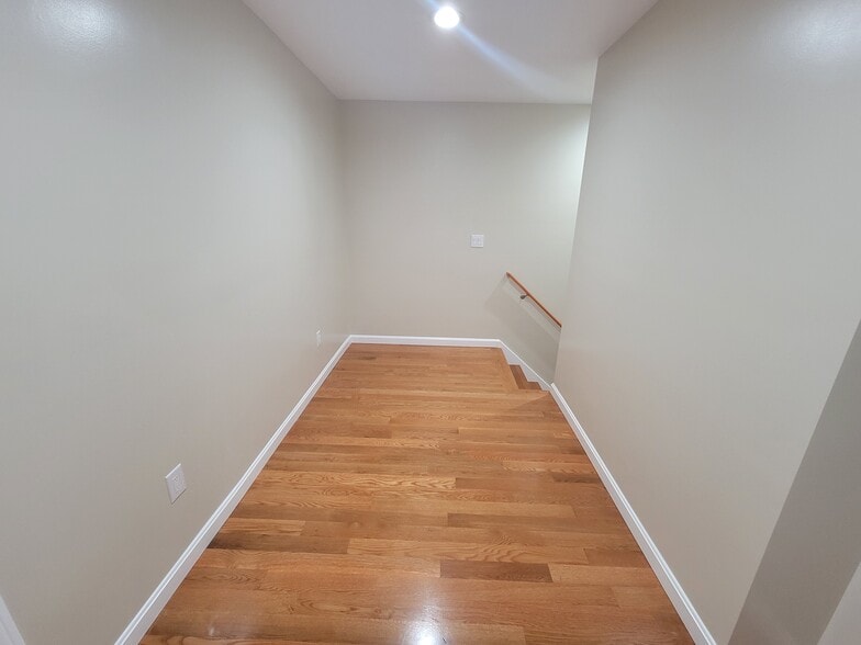 Building Photo - 33 Hamilton St