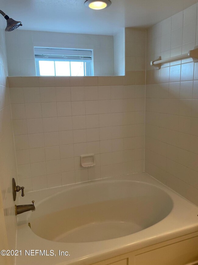 Building Photo - 400 E Bay St