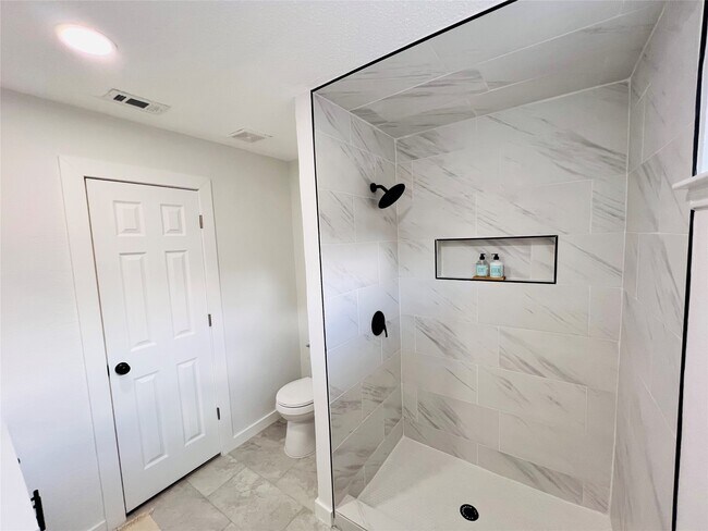 Building Photo - 9614 Ravensworth Dr