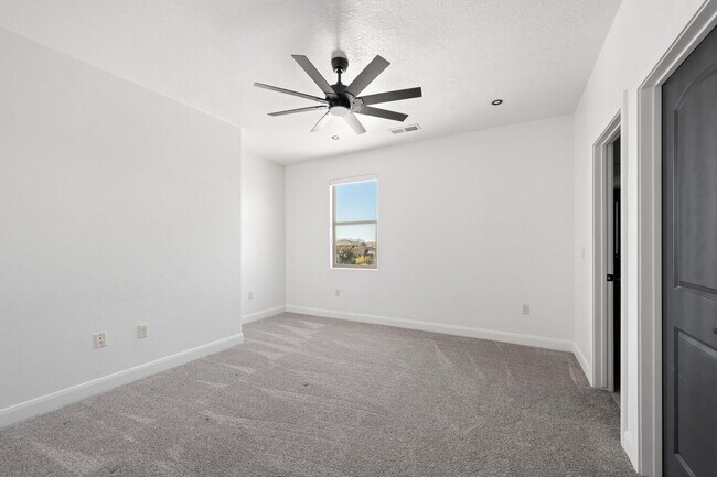 Building Photo - 6 Bed, 4 Bath with RV Parking and No HOA in Sycamore — Available Now!