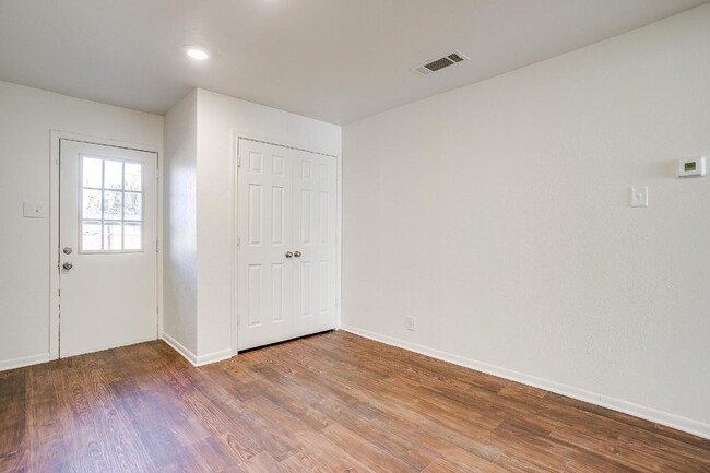 Building Photo - "Charming 2-Bedroom Duplex with Granite El...