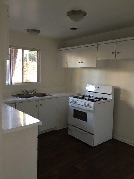 Building Photo - 1935 W Linden St