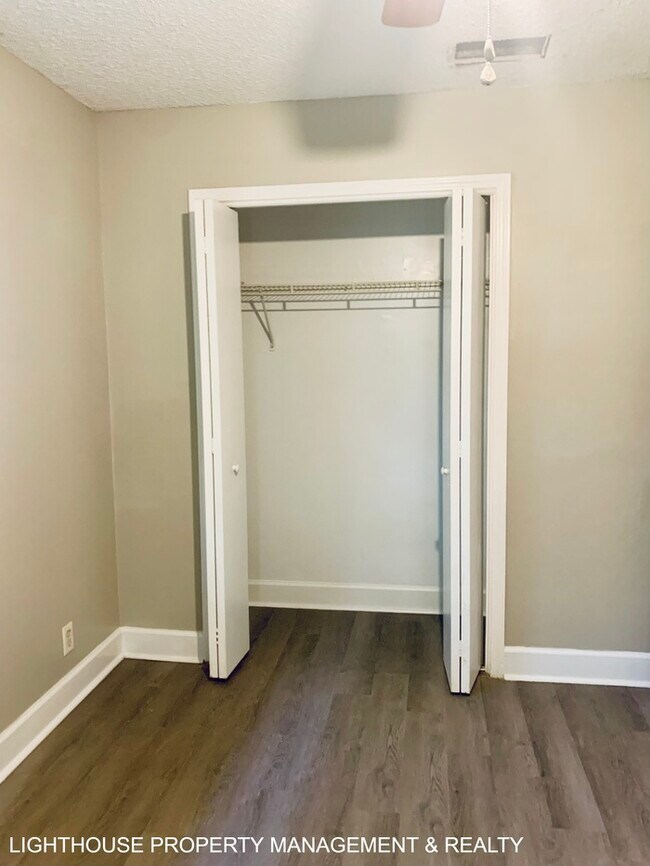 Building Photo - Spacious 2-Bedroom Duplex with Stainless Steel Appliances