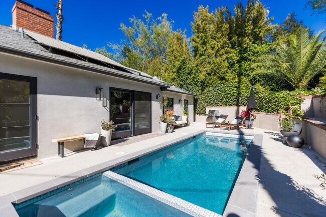 Building Photo - S of the Blvd - upgraded 4+3 w/pool + views!